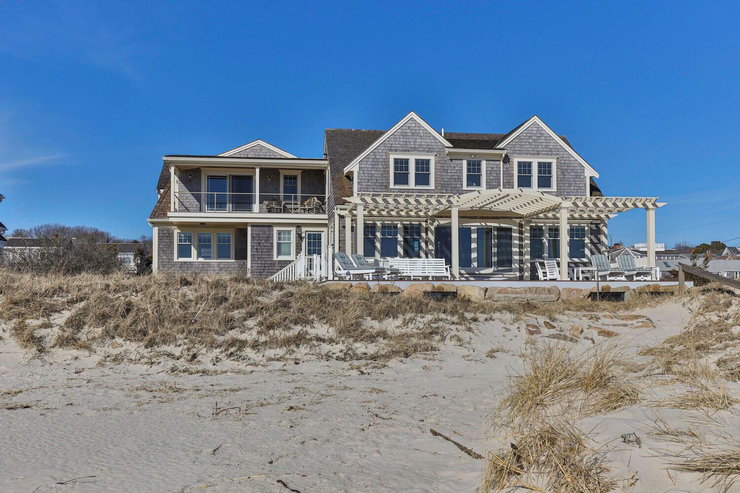 Beachfront Estate, walk to Main St, Harwichport!