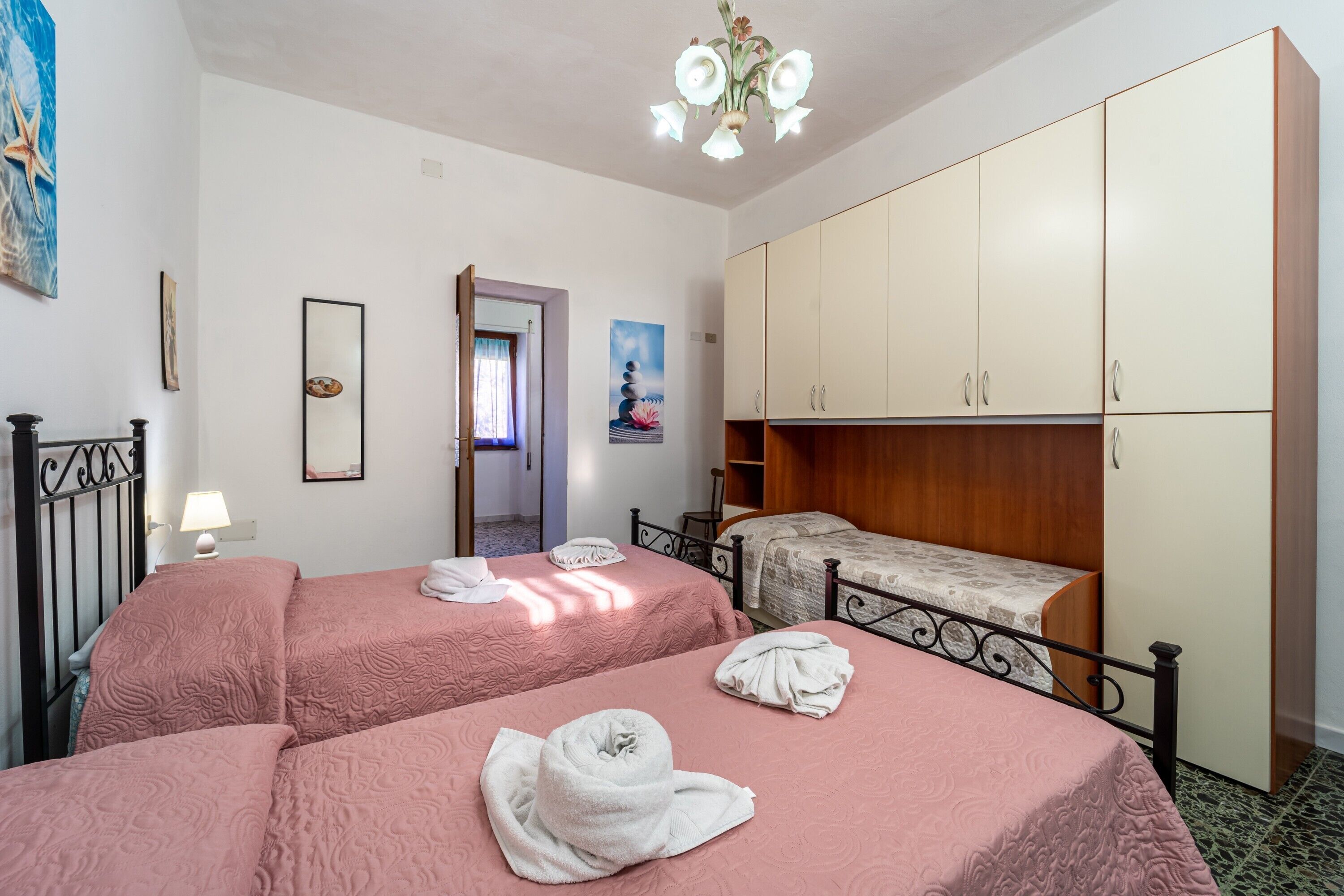 3 bedrooms, iron/ironing board, free WiFi, bed sheets