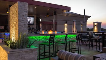 Serviert Mittagessen und Abendessen