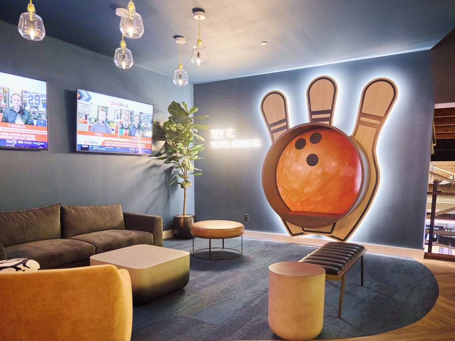 Serves lunch and dinner