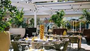 2 restaurantes, se sirven desayunos, comidas y cocina californiana