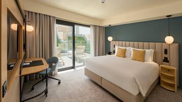 Skyline Suite | Bar mini, peti besi dalam bilik, meja, ruang kerja komputer riba