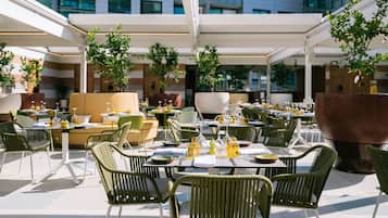 2 restaurantes; se sirven desayunos, almuerzos, cenas y brunches