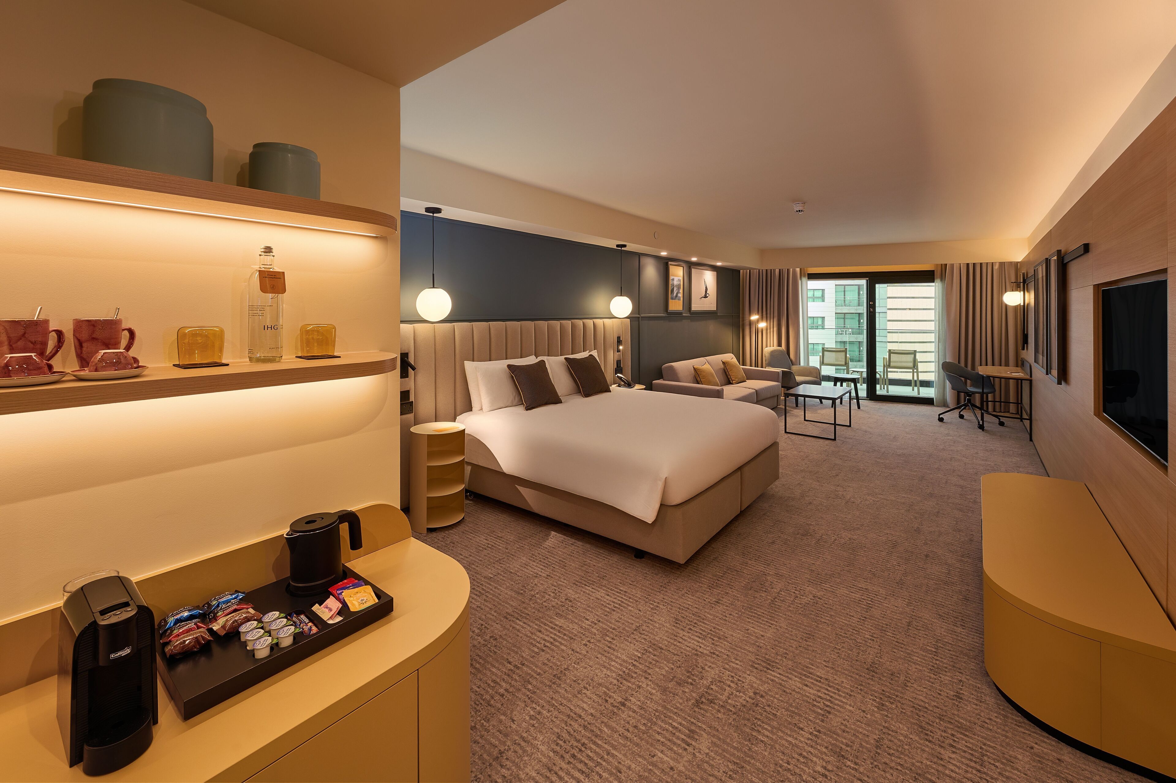 Suíte júnior, 1 cama King e sofá-cama, vista para a cidade | Frigobar, cofres nos quartos, escrivaninha