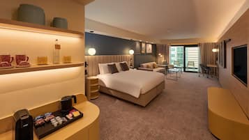 Suite junior, 1 cama de matrimonio grande con sofá cama, vistas a la ciudad | Minibar, caja fuerte, escritorio y espacio para trabajar con un portátil