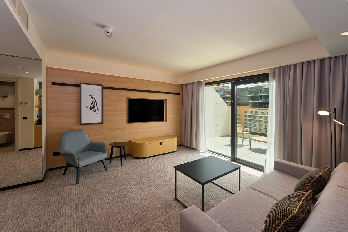 Skyline Suite | Minibar, in-room safe, desk, laptop workspace