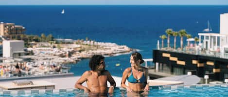 Piscine couverte, piscine extérieure, parasols de plage, chaises longues