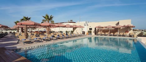 Innenpool, Außenpool, Sonnenschirme, Liegestühle