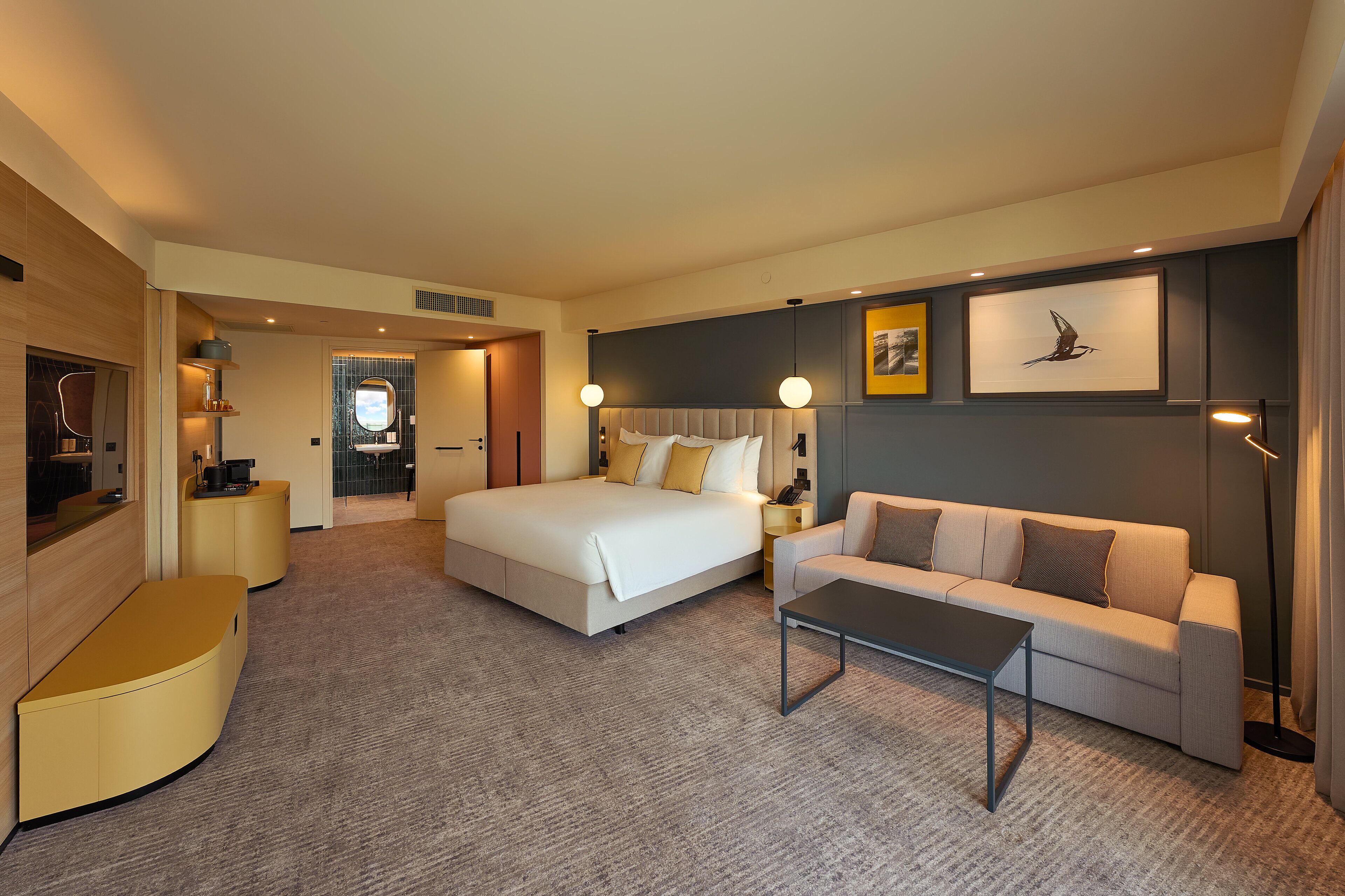 迷你吧、客房內保險箱、書桌、筆電工作空間