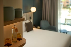 Chambre Standard, 1 très grand lit, balcon, vue sur la ville | Minibar, coffre-fort, bureau