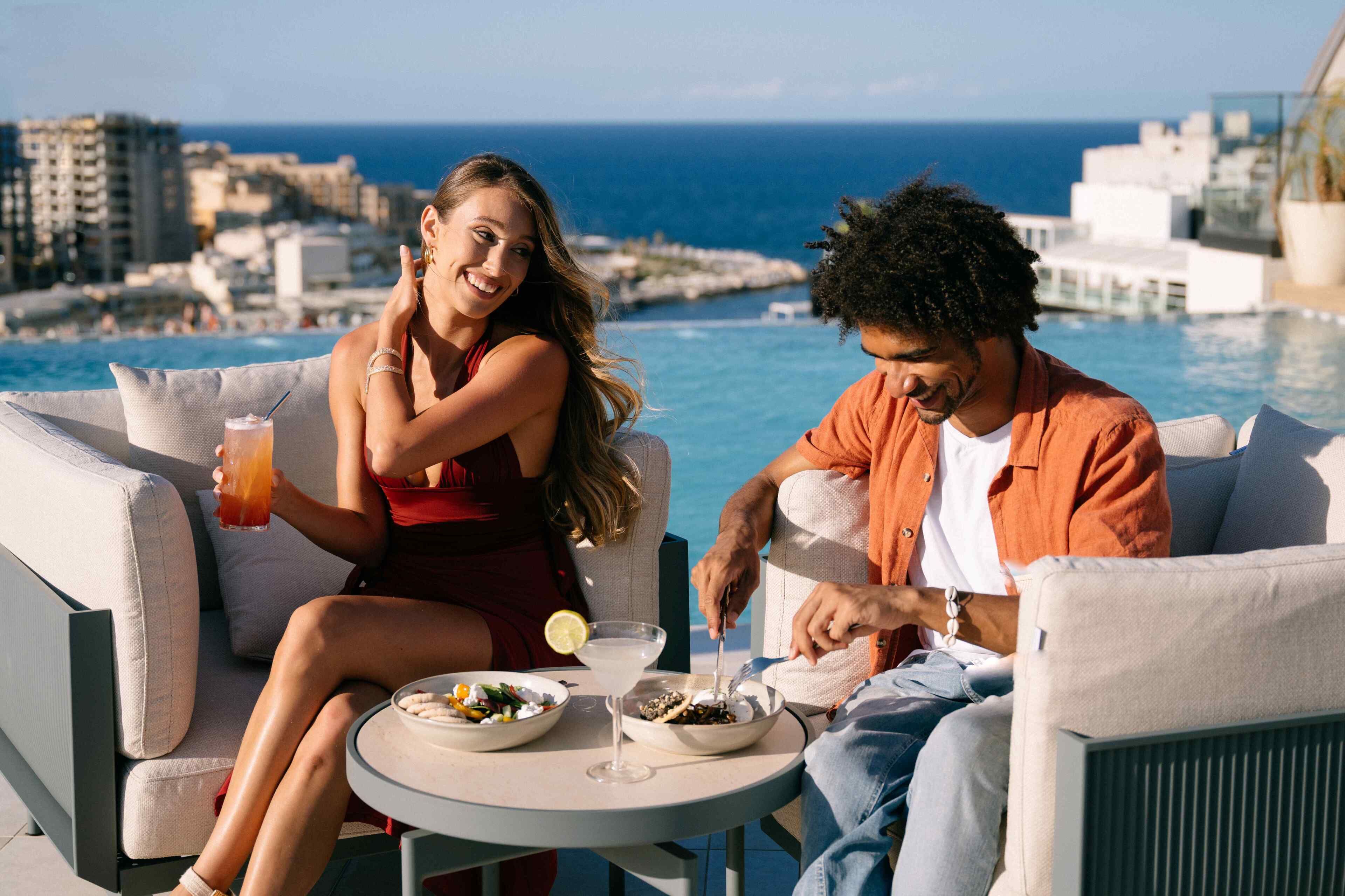 2 restaurants; breakfast, lunch, dinner and brunch served 