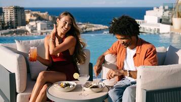 2 restaurants; breakfast, lunch, dinner and brunch served