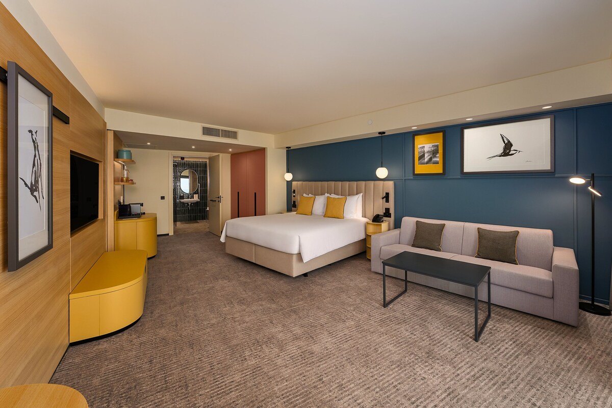 Premium Room, 1 King Bed with Sofa bed, Accessible, Balcony | Minibar, in-room safe, desk, laptop workspace