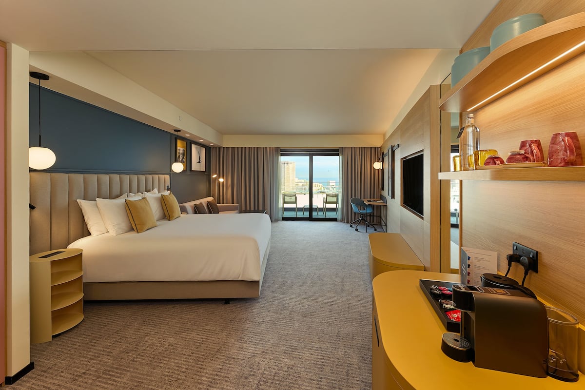 Habitación Premium, 1 cama King size y sofá cama, con acceso para personas discapacitadas, balcón | Minibar, caja de seguridad en la habitación y escritorio