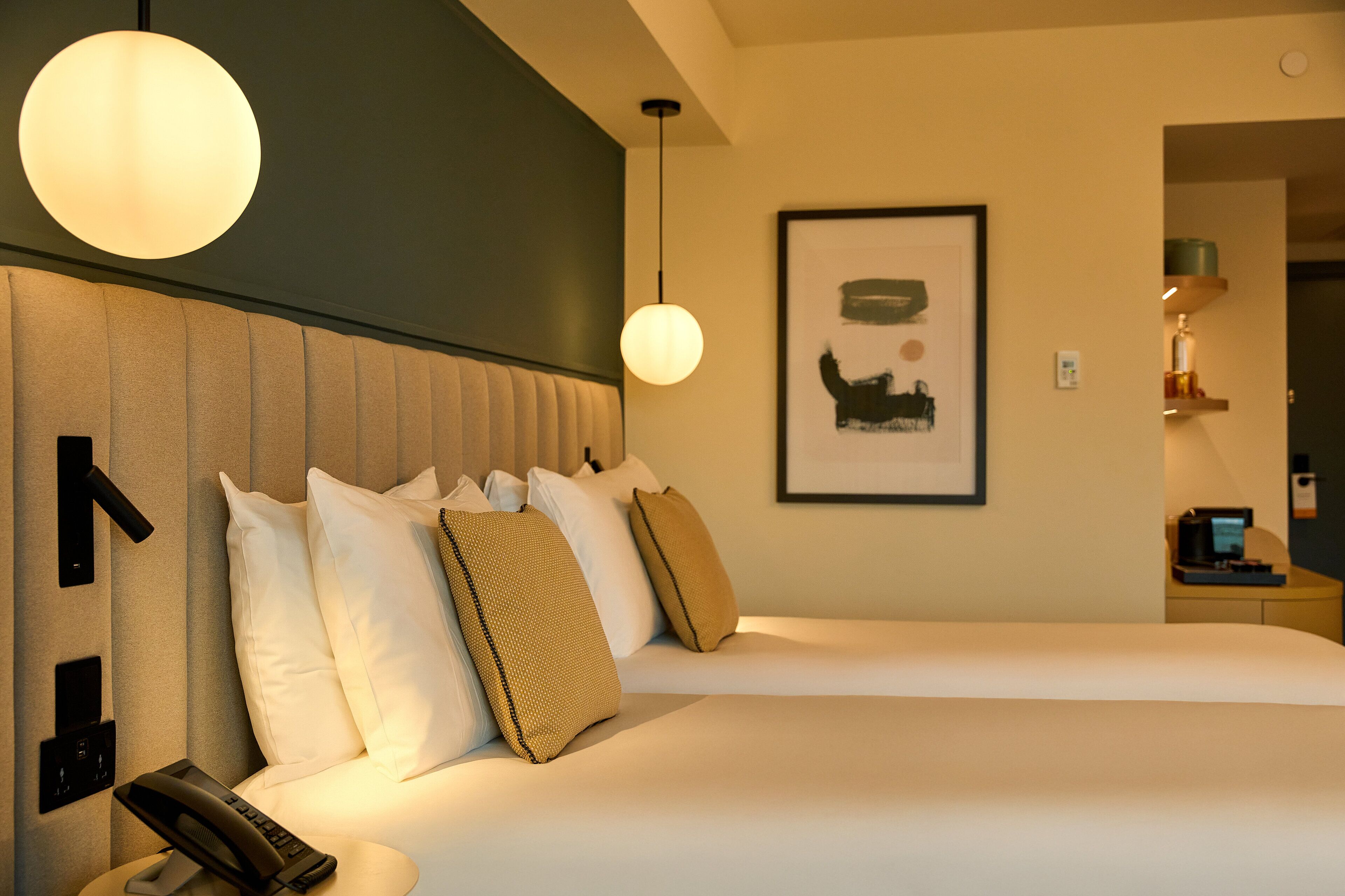 มินิบาร์, ตู้นิรภัยในห้องพัก, โต๊ะทำงาน, พื้นที่ทำงานแบบใช้แล็ปท็อป