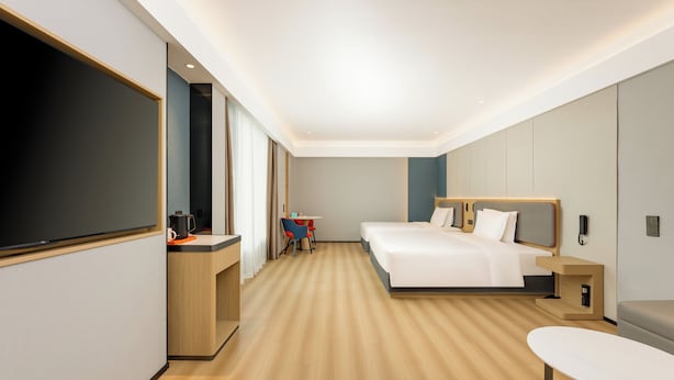 A modern hotel room with a large bed, a desk, a chair, and a TV. - Holiday Inn Express Nanjing Xi'anmen by IHG (Nanjing)