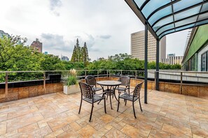 1 King and 1 Double Standard Balcony | Premium bedding, down comforters, desk, laptop workspace - Holiday Inn Express Nanjing Xi'anmen by IHG (Nanjing)