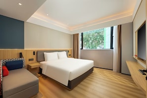 1 King Suite City View | Premium bedding, down comforters, desk, laptop workspace - Holiday Inn Express Nanjing Xi'anmen by IHG (Nanjing)