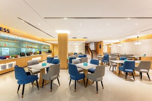 Breakfast served - Holiday Inn Express Nanjing Xi'anmen by IHG (Nanjing)