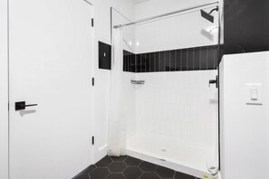 Hair dryer, towels - Nice Studio Close to EWR 8337 (Elizabeth)