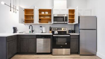 Jääkaappi, mikroaaltouuni, uuni, astianpesukone