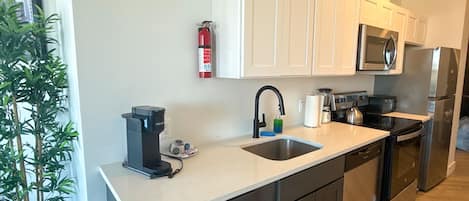 Køleskab, mikrobølgeovn, ovn, kogeplade