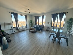 Smart TV - 2BR apt close to EWR 2363 (Elizabeth)