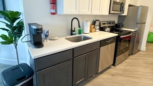 Private kitchen - 2BR apt near EWR airport 7xw8 (Elizabeth)