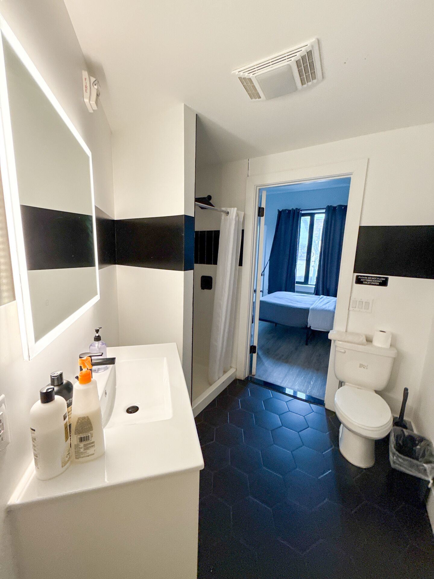 Secador de pelo, toallas