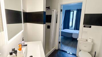 Secador de pelo, toallas