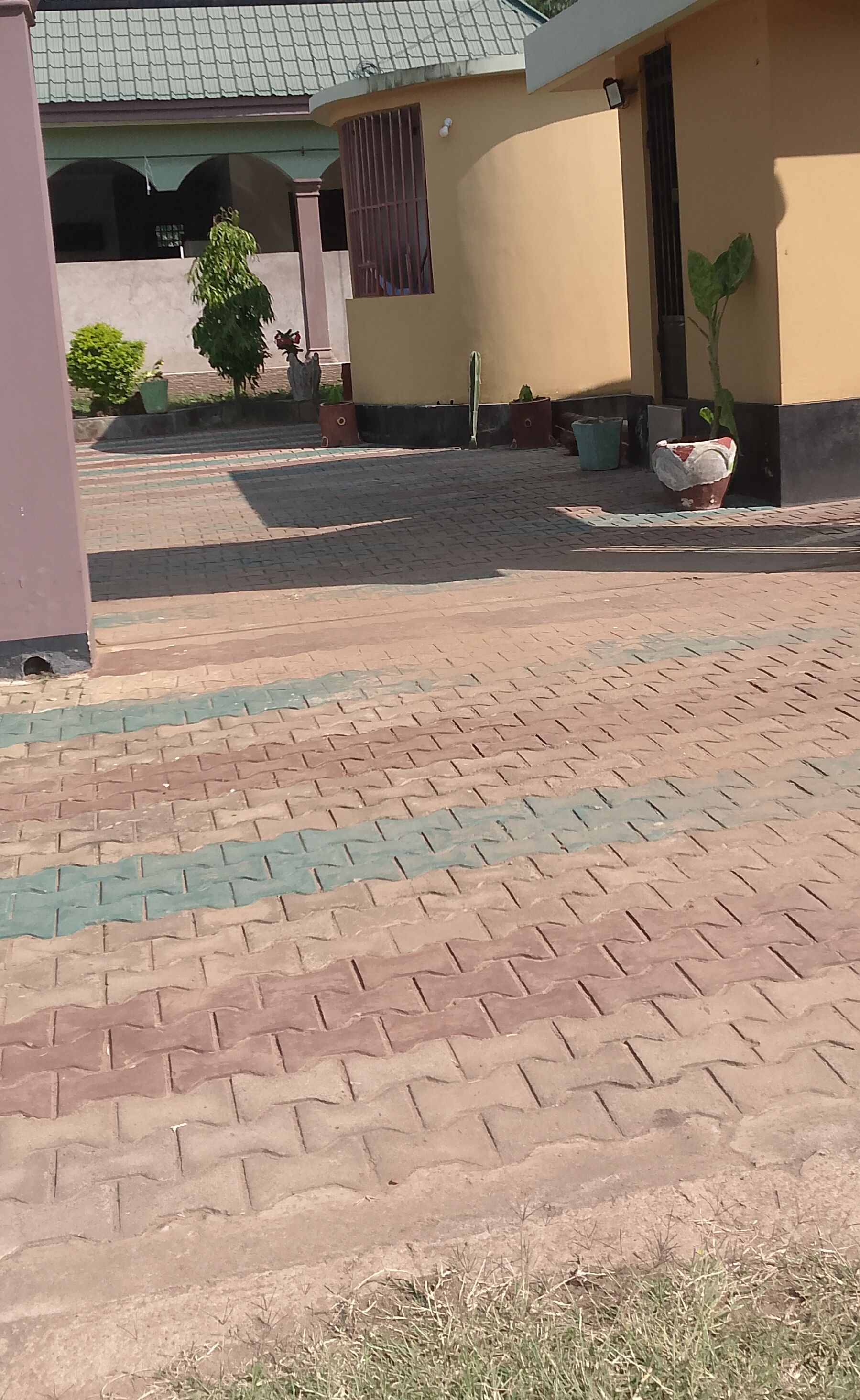 Vista frontal de la propiedad