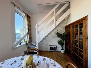 Dining - Perfect location for beach and golfing (Troon)