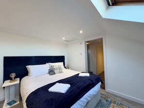 2 bedrooms, desk, iron/ironing board, free WiFi - Perfect location for beach and golfing (Troon)