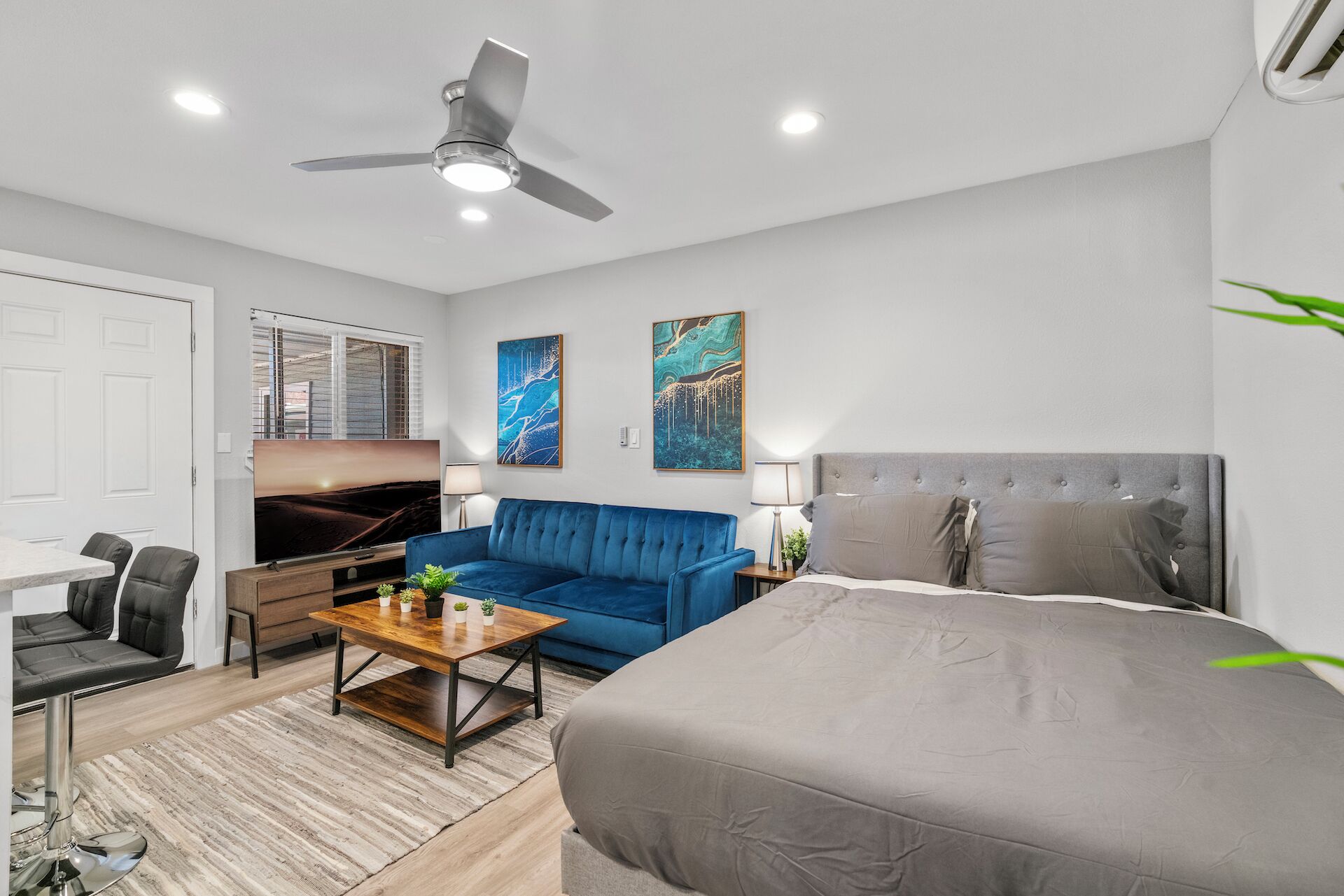 Stylish Studio | Downtown | Evonify 6323