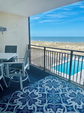 Outdoor dining - Spacious ocean front 1 bedroom condo sleeps 6, located in mid town Ocean City (Ocean City)