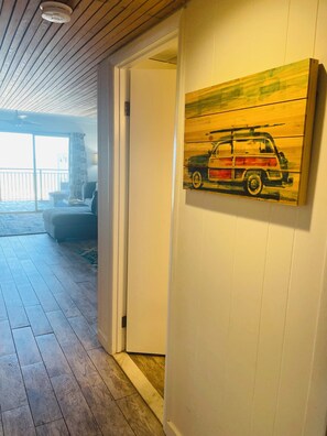 Interior - Spacious ocean front 1 bedroom condo sleeps 6, located in mid town Ocean City (Ocean City)