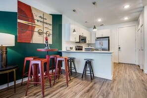 Fridge, microwave, oven, stovetop - Beautiful 1BR in Riverside Austin 7853 (Austin)