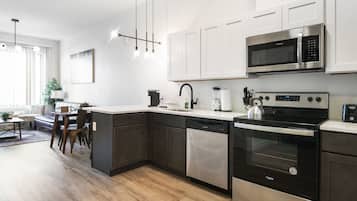 Frigorífico, microondas, horno y placa de cocina