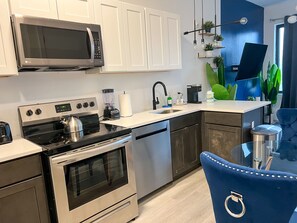 Fridge, microwave, oven, stovetop - Beautiful Studio Near Airport 7305 (Elizabeth)