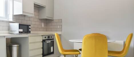 Cookware/dishes/utensils