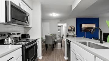 Jääkaappi, mikroaaltouuni, uuni, liesi