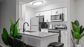 冷蔵庫、電子レンジ、オーブン、コンロ