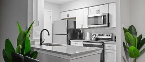 Refrigerador, microondas, horno, placa de cocina