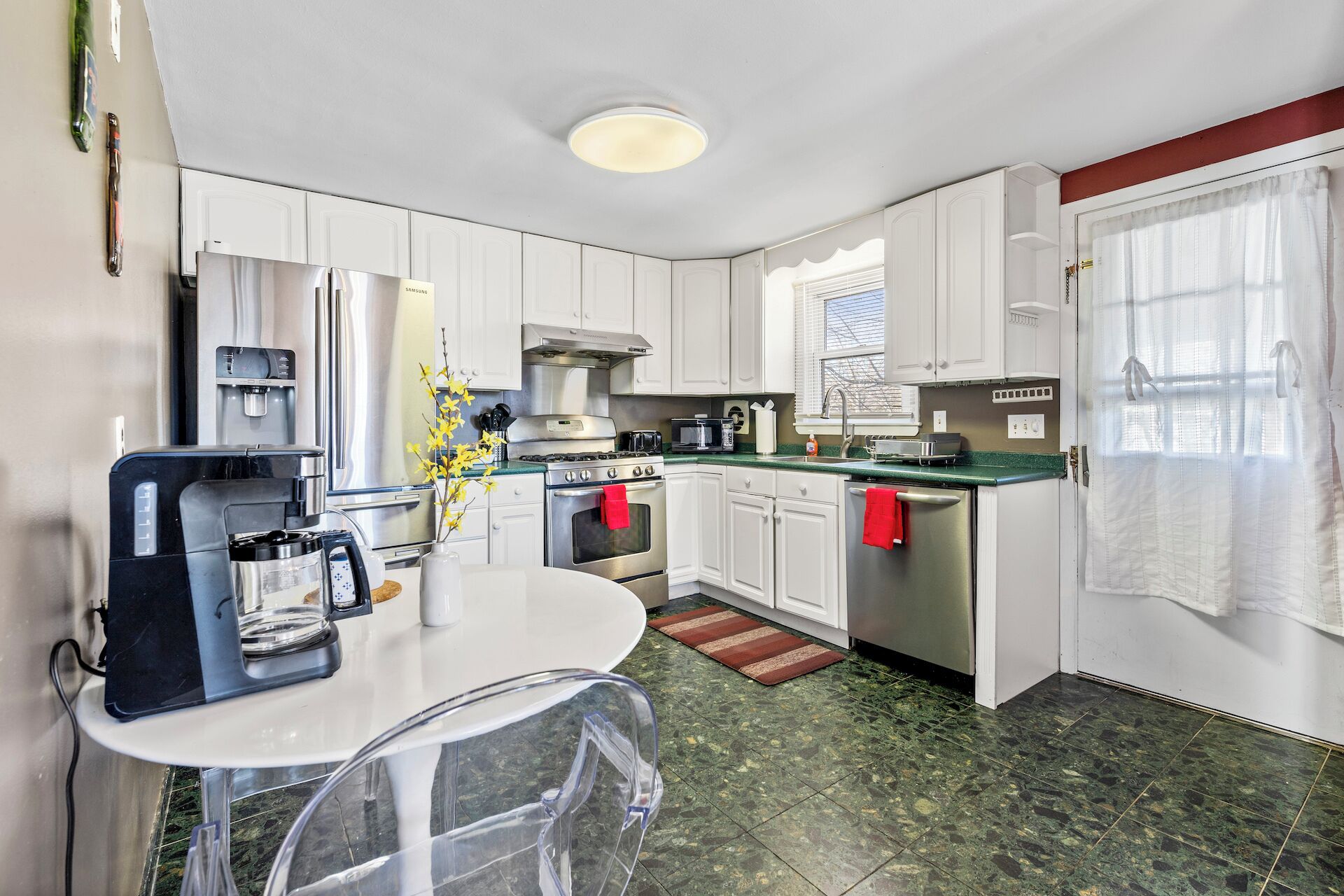 Een koelkast, een magnetron, een oven, een kookplaat