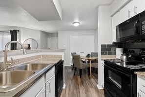 Een koelkast, een magnetron, een oven, een kookplaat