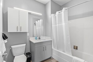 Hair dryer, towels - Charming 1BR Near Encore 3252 (Everett)