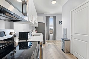 Refrigerador, microondas, horno y parrilla de estufa 