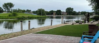 Charming 3+ bdrm 3 bath house in Oshkosh on Sawyer Creek & Fox River near EAA