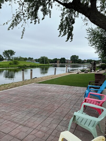 Charming 3+ bdrm 3 bath house in Oshkosh on Sawyer Creek & Fox River near EAA