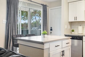 Fridge, microwave, oven, stovetop - Beautiful Studio in University Hills 4378 (Austin)